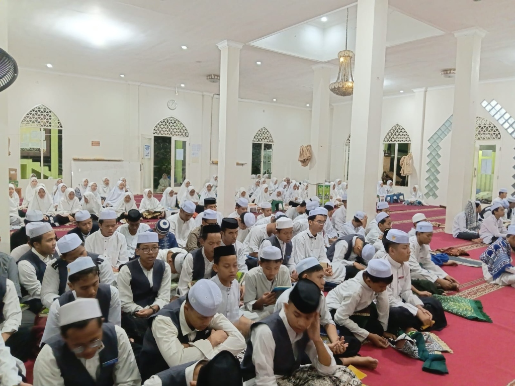 Ratusan santri putra Ponpes Nurul Ilmi Bojonggede Bogor khidmat membaca Yasin dan Tahlil bersama di Masjid